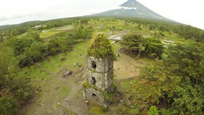 鸟瞰图Cagsawa教堂的废墟，显示马永山在背景中爆发。卡格萨瓦教堂。菲律宾