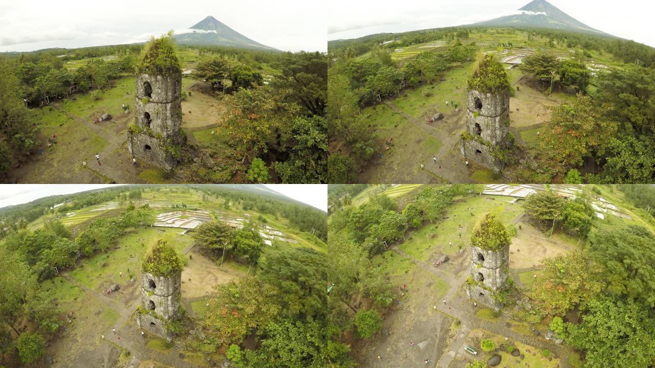 鸟瞰图Cagsawa教堂的废墟，显示马永山在背景中爆发。卡格萨瓦教堂。菲律宾