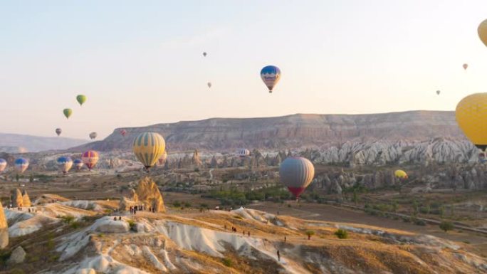 时间流逝: 土耳其戈雷姆卡帕多西亚古山谷上空的精彩热气球