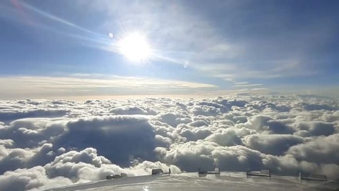 从飞机窗口看到云层。从驾驶舱看到云。客机飞越白云。