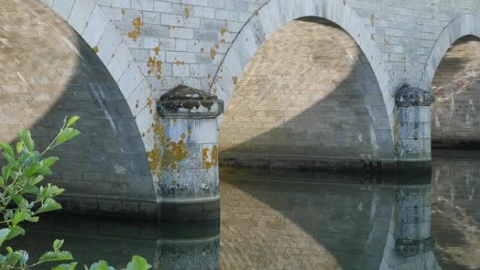 法国阿伦贡市萨尔特河上的石桥柱子和弧线