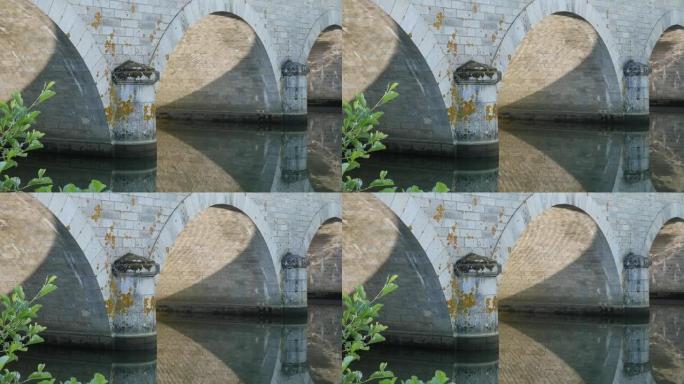 法国阿伦贡市萨尔特河上的石桥柱子和弧线