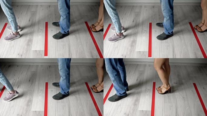 在新型冠状病毒肺炎大流行期间，繁文tape节贴在地板上，作为对社交距离的练习