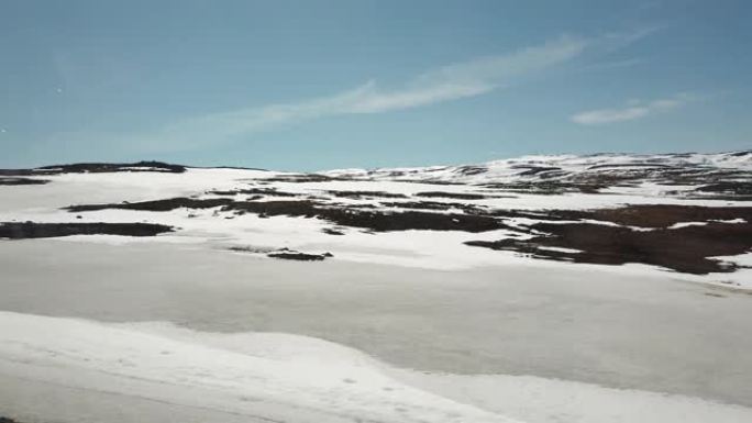 冰岛的冰川湖被雪覆盖