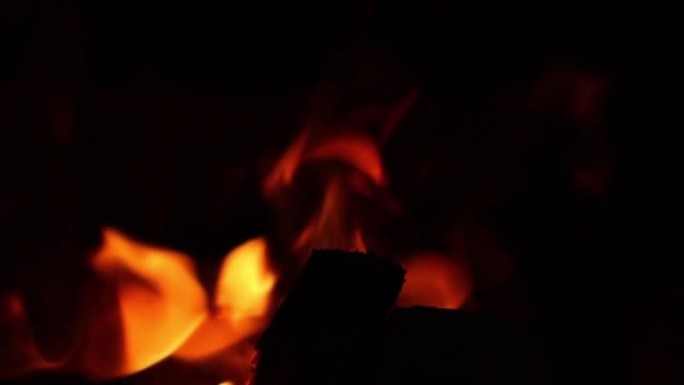 火烧在壁炉里，用木头概念取暖的房子