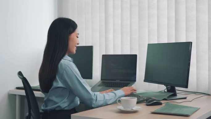 亚洲女性软件开发人员正在办公室的计算机上一起分析编写到程序中的代码。