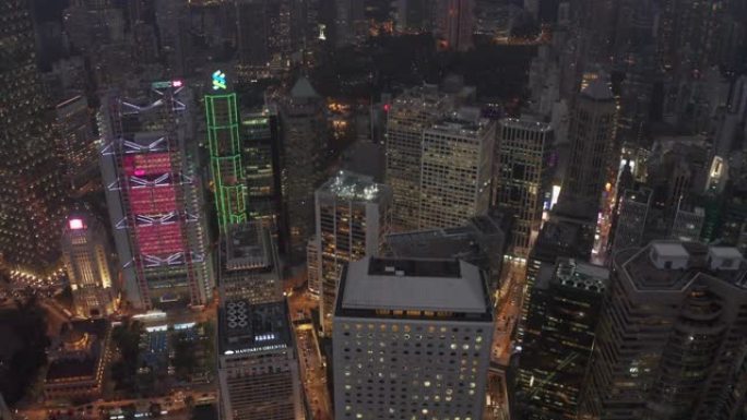 航拍移动摄影机拍摄香港市中心国际金融中心塔和维多利亚港夜间交通情况，4k视频