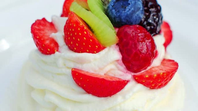 盘子上有草莓的白色奶油蛋糕