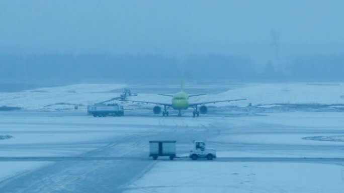 机场工作人员为飞机飞行和飞机尾翼除冰做准备