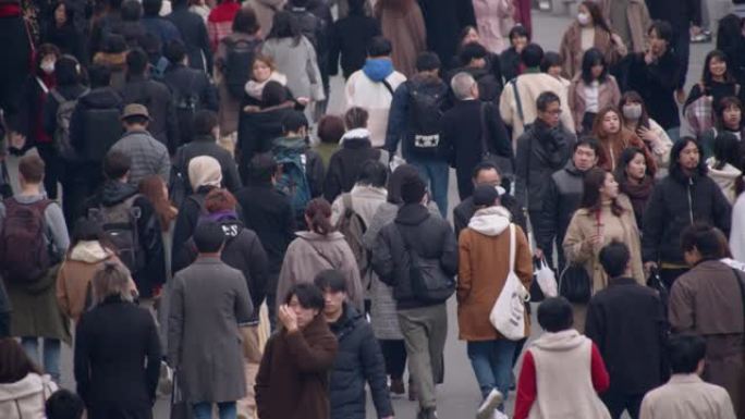 日本东京。2019年12月26日: 东京涩谷十字路口，行人视点