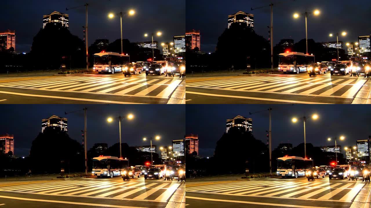 公共汽车和汽车在街上等待着日本东京的交通信号灯