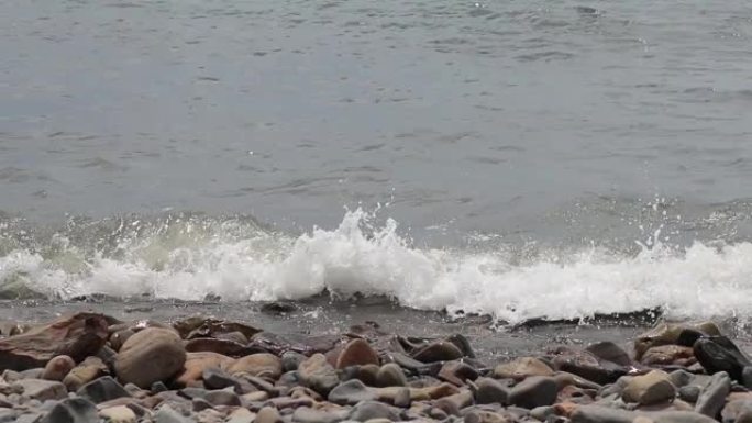 沙滩上柔软的蓝色海洋波浪。背景。选择性聚焦