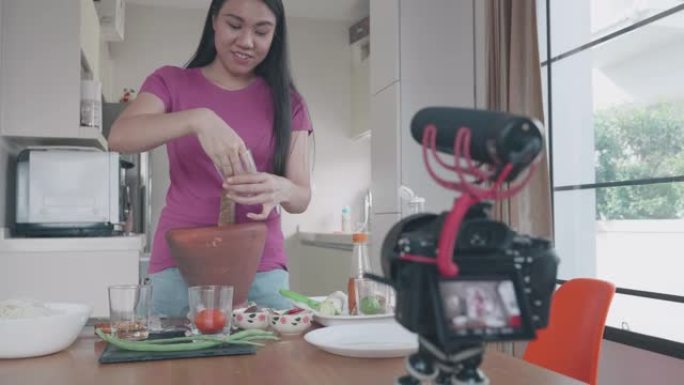 东南亚妇女展示如何在自己的房子里做饭