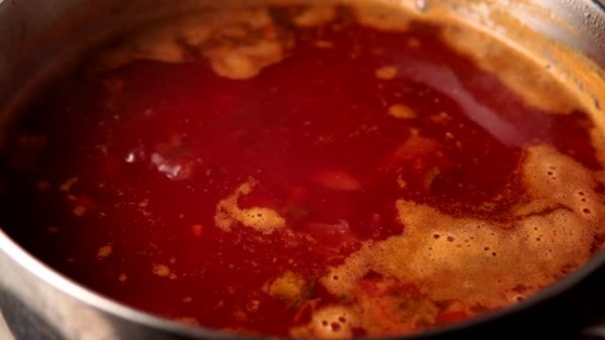 红汤罗宋汤在锅里煮。烹饪自制食物。传统乌克兰俄罗斯菜