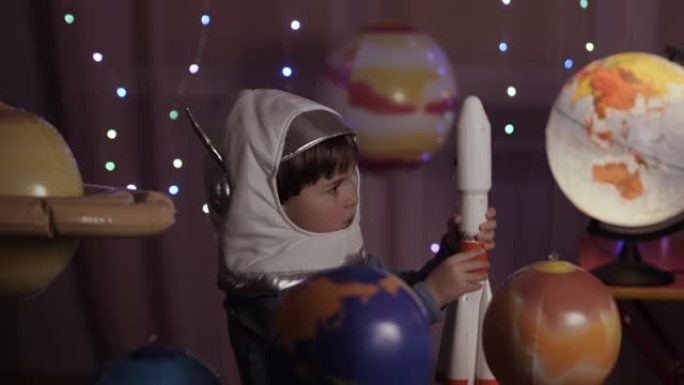 太空旅行游戏灵感飞船。小男孩宇航员从太空港通过行星发射玩具火箭。儿童梦想家玩玩具太空火箭在行星间飞行