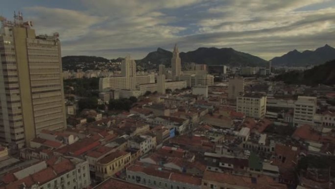 从旧房屋上向里约热内卢市中心的巴西历史悠久的中央火车站空中移动