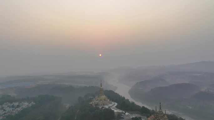 中缅边境瑞丽江上的日出