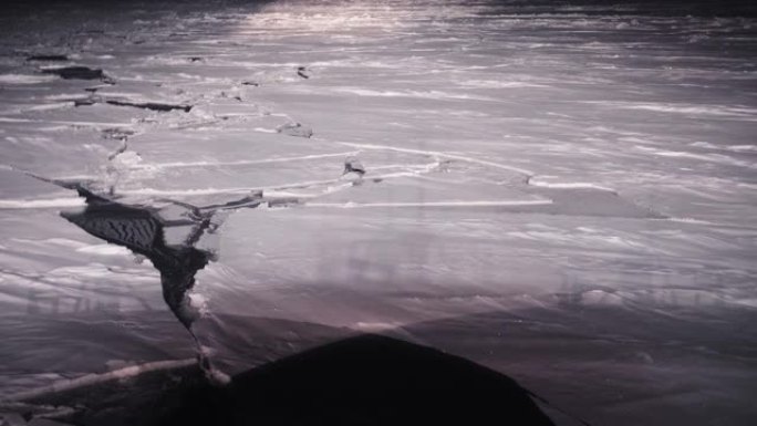 破冰船在冬季北极之夜驶过海冰