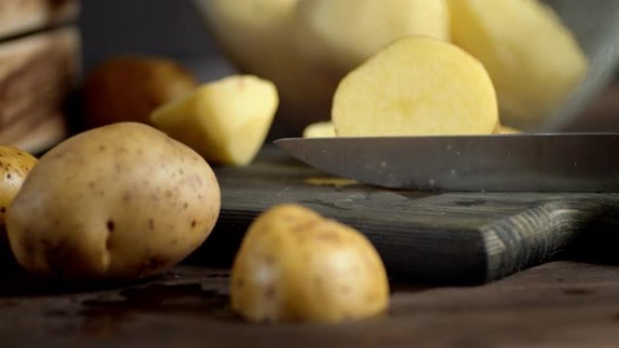 用刀将新鲜土豆切成两半。