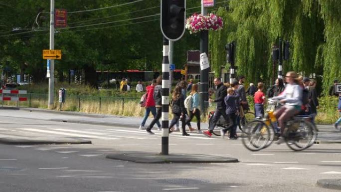 阳光明媚的一天阿姆斯特丹市中心交通街慢动作全景4k荷兰