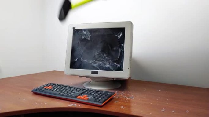 站在桌子上的旧监视器被锤子砸碎了。