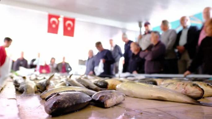 土耳其阿拉卡蒂镇海鲜拍卖会上出售的各种鲜鱼。