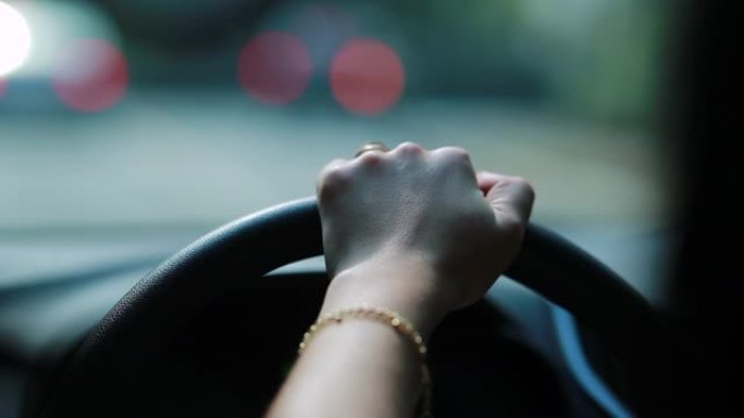 女人手握方向盘驾驶特写