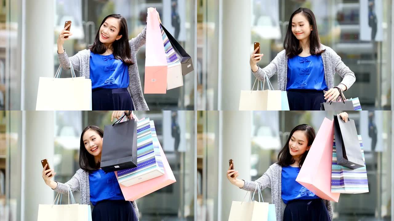 女孩高兴地在商店里用购物袋拍照