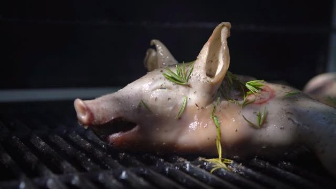 4K，花园屋烧烤全烤猪。家庭烹饪脆皮烤猪肉