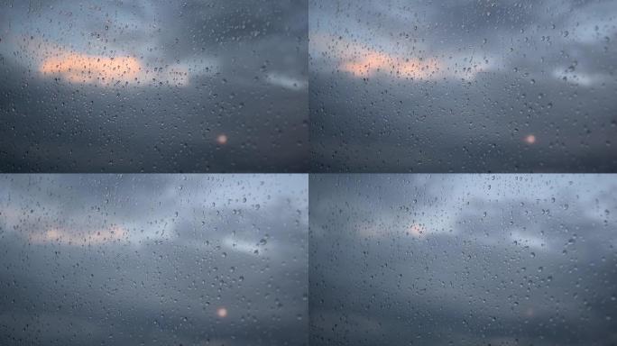 蓬松的云朵在蓝天中掠过，阳光普照，并在聚焦的玻璃窗上洒下雨滴。延时