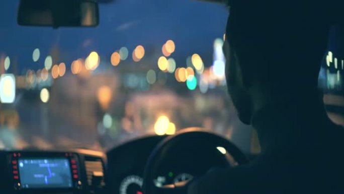 迷人的年轻人在夜城开车