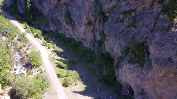 洞穴、森林、岩石和道路的俯视图