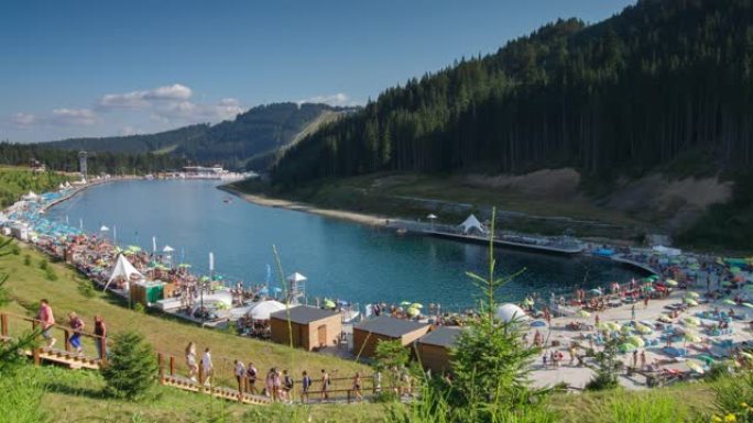 2020年8月22日: 乌克兰喀尔巴阡山脉布科维尔的延时景观山 “青春之湖”