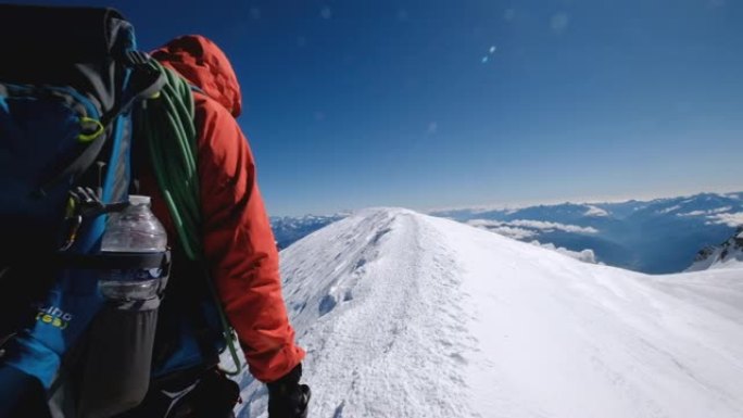 勃朗峰 (蒙特比安科) 登顶前的最后一步4,808米的人穿着登山服，靴子用冰爪在绳子队行走。手持后团