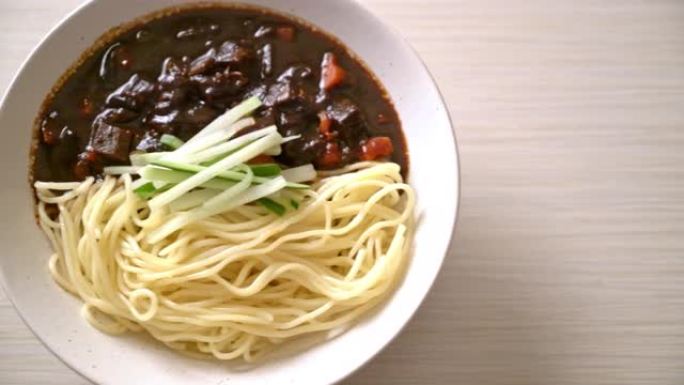 Jajangmyoon或jjaangmyoon是韩国黑酱面条-韩国美食风格