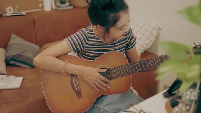 时髦女人在家弹吉他-股票视频
