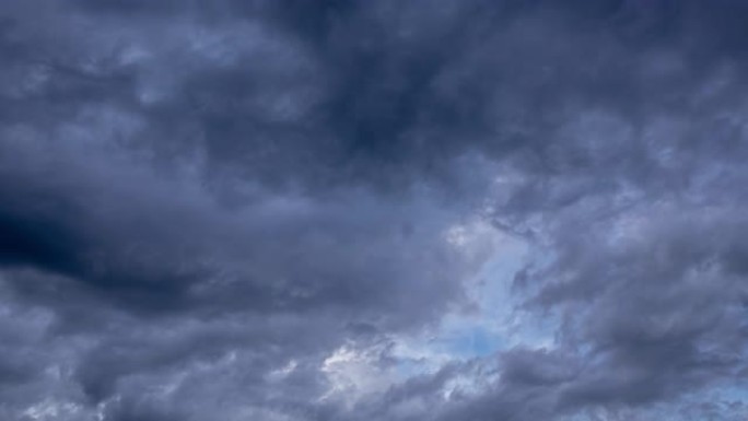 在雨季下雨之前，黑色的雨云在天空中流动。