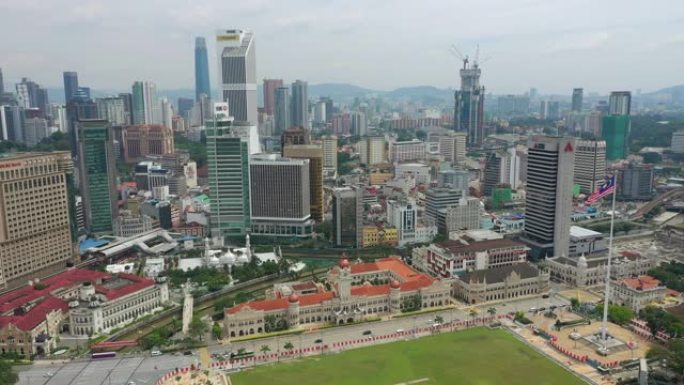 白天拍摄吉隆坡市区著名的宫殿滨江湾交通街道航拍4k马来西亚全景图