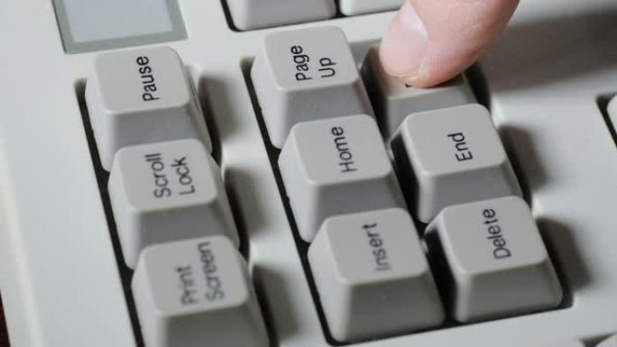 手指按下键盘上的向下翻页按钮