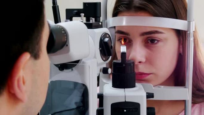 眼科治疗-一位粉红色嘴唇的年轻女子检查她的视力-瞳孔对光的反应