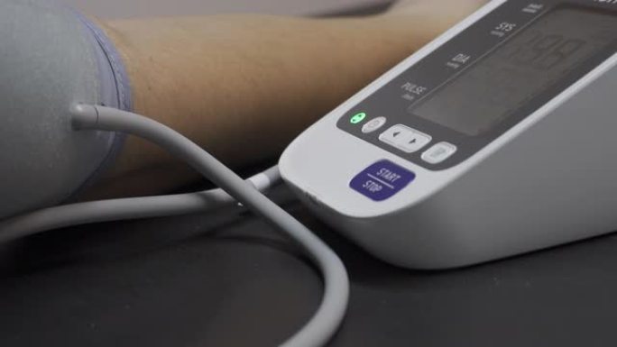 4k视频人手带血压测量监视器。