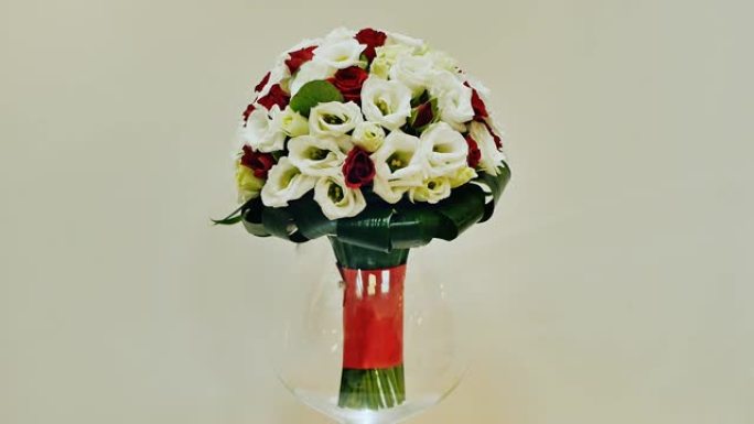 玫瑰灌木、eustoma和绿色的婚礼花束。旋转花束