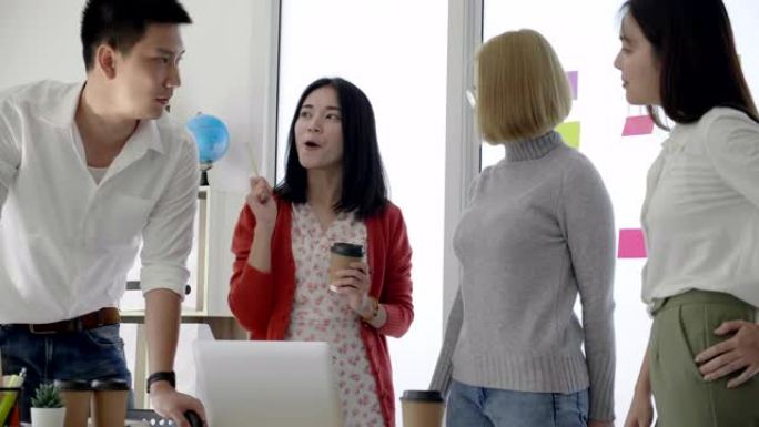 亚洲少女女商人在办公室为同事介绍工作。通过使用笔记本电脑将营销策略描述为有针对性的。团队合作。概念工