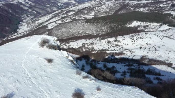 无人机拍摄了白雪覆盖的山脉