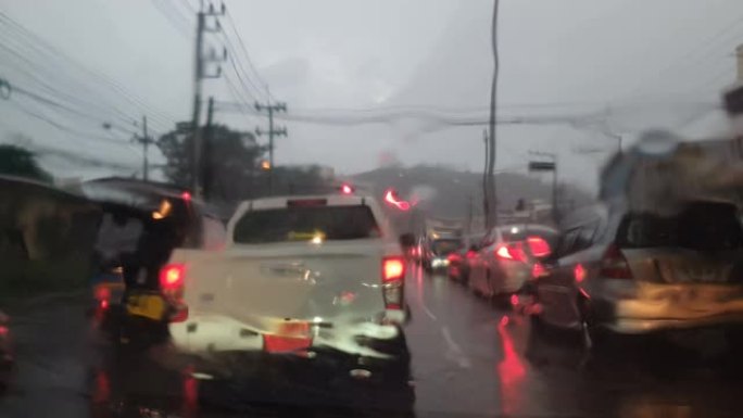 在雨中驾驶汽车红绿灯堵塞