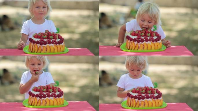 可爱的金发碧眼的小男孩，在公园里庆祝他的三岁生日，户外