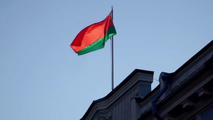白俄罗斯驻莫斯科大使馆上方悬挂的白俄罗斯共和国国旗