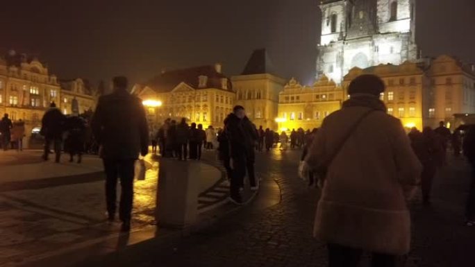 布拉格游客晚上在老城广场上散步