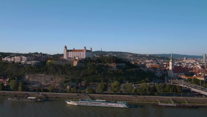 登高展示无人机用船和布拉迪斯拉发城堡拍摄的河流