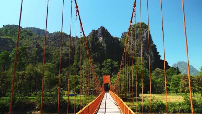 在老挝万英的南松河上穿越悬吊人行天桥
